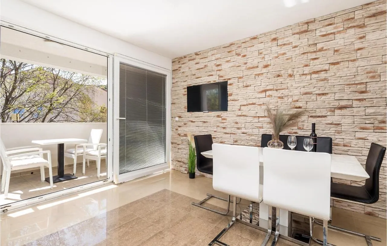 Stunning Apartment In Palit With Kitchen